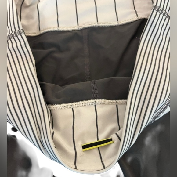 LULULEMON Run Inspire Crop Grey Angel Wing Slalom & White Quiet Stripe Size 8/10 - Picture 9 of 9